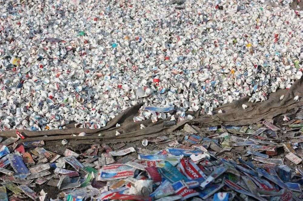 再也不用「擠牙膏」，高露潔換上的「潤滑劑」包裝，讓牙膏從此一滴不剩