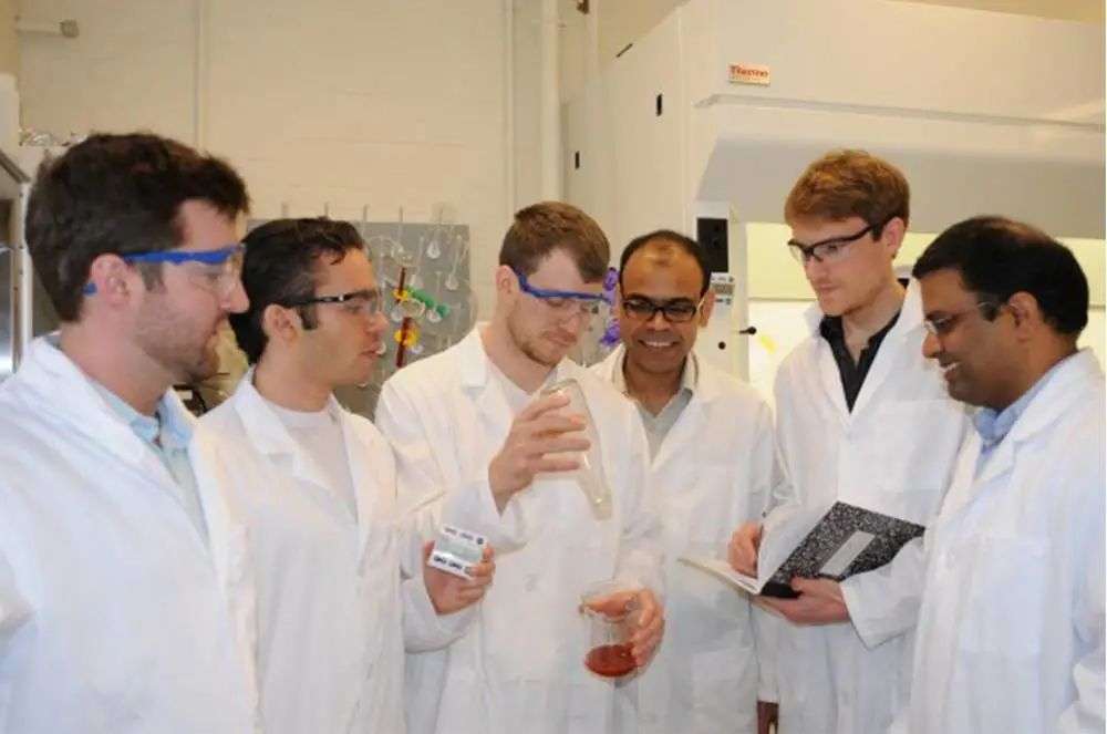 再也不用「擠牙膏」，高露潔換上的「潤滑劑」包裝，讓牙膏從此一滴不剩